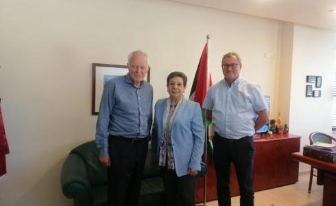 حنان عشراوي مع عضو البرلمان السويدي