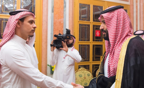 ولي العهد السعودي يقدم واجب العزاء لصلاح خاشقجي 
