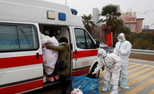 عمال مستشفى صيني يضعون أقنعة واقية ضد كورونا