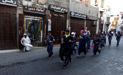 سعوديات بالعباءات الرياضية يمارسن الركض 
