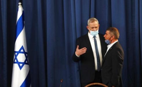 غانتس وأشكنازي خلال اجتماع الحكومة