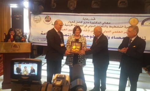 الجهاز المركزي للإحصاء الفلسطيني يتسلم قلادة وسام التميز الإحصائي العربي لعام 2018