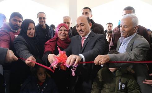 الحساينة يسلم شقق سكنية للأسر الفقيرة في غزة