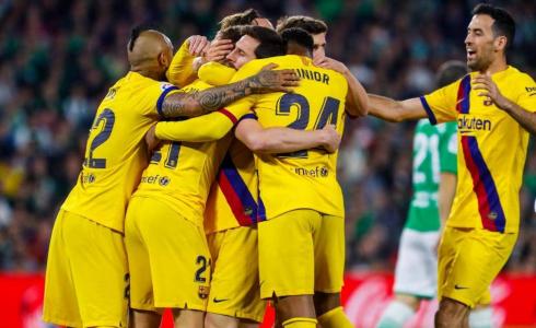 لاعبو برشلونة يحتفلون بهدف الفوز