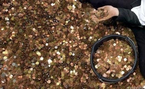 موظف بنك يمضي 6 أشهر في عد 1.2 مليون عملة نقدية