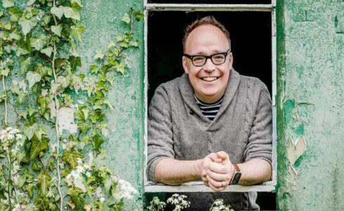 الروائي البريطاني مارك داوسون