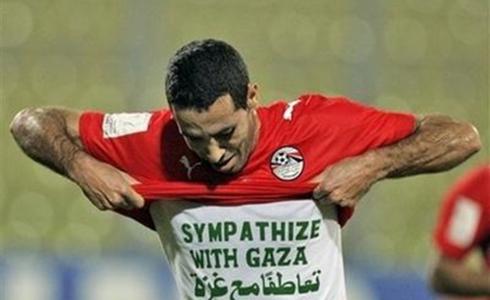 صورة تجمع إسرائيلي وأبو تريكة تثير ضجة والأخير يوضح