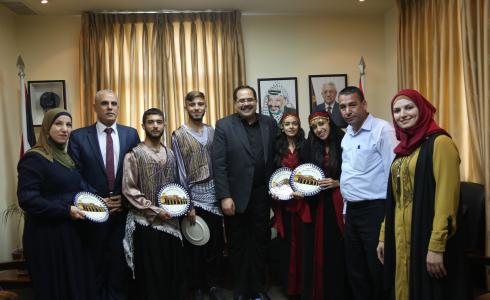 صيدم يكرم الطلبة المشاركين بمؤتمر الشباب العرب في الأردن