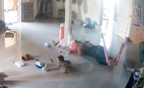 ام تنقذ طفلها من لدغة الحريش