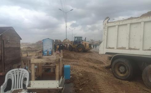آليات ومعدات وزارة الأشغال العامة تقوم بتدعيم شارع الرشيد الساحلي منطقة السودانية