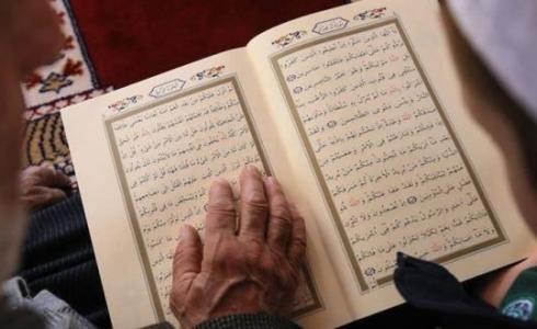 شخص يحفظ القرآن الكريم 