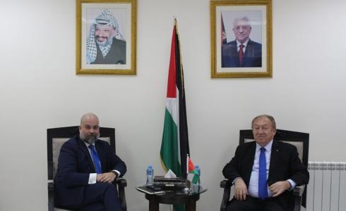 وزير الاقتصاد الوطني خالد العسيلي خلال لقائه رئيس بعثة اللجنة الرباعية في فلسطين جون كلارك