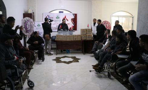 وفاء المحسنين توزع بطاريات للجرحى ذوي الإعاقة