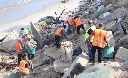بلدية غزة تشرع بحملة لتنظيف جرف الشاطئ مقابل المخيم