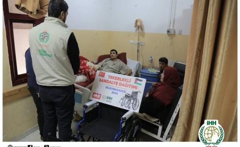 الإغاثة التركية تقدم كراسٍ متحركة