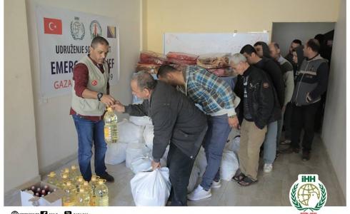 الاغاثة التركية توزع طرود غذائية
