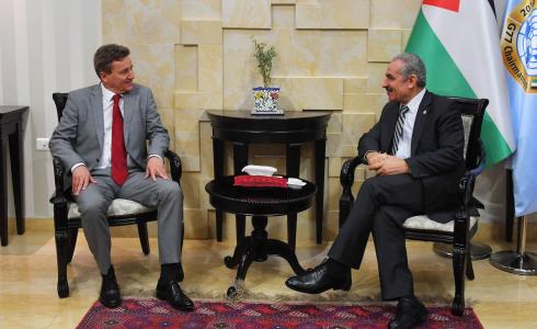 اشتية يستقبل رئيس بعثة الصليب الأحمر في القدس دانيال دوفيلار