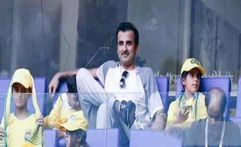 أمير دولة قطر يظهر على مدرجات المونديال