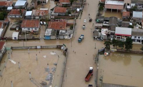 الفيضانات تضرب مدنًا إيرانية