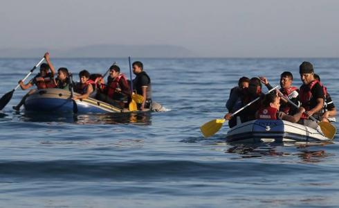 مهاجرون يستقلون قوارب مطاطية في عرض البحر - أرشيفية