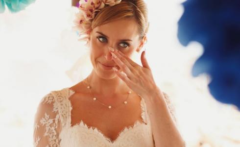 عروسة تبكي في حفل زفافها -تعبيرية-