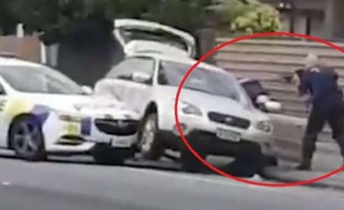 الشرطي أثناء قبضه على منفذ هجوم نيوزيلندا الارهابي