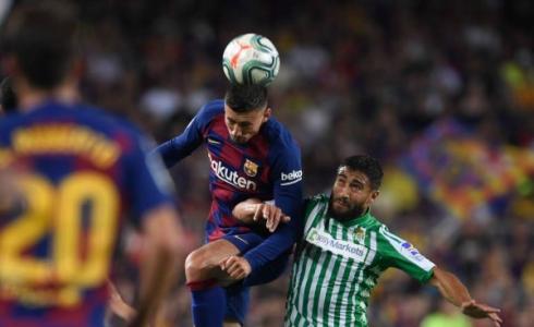كليمنت لينجليت خلال مباراة برشلونة ضد ريال بيتيس