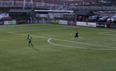 'حارس مرمى' يُسجل هدفًا عالميًا!