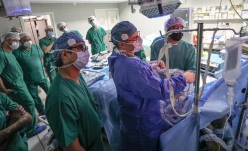 أطباء يقومون بمعاينة مريض كورونا في أحد مستشفيات الضفة الغربية