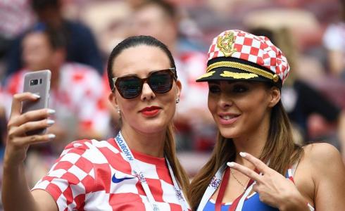 شاهد: لقطات رائعة لمشجعي فرنسا وكرواتيا بنهائي مونديال روسيا 2018