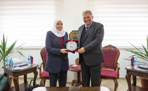  وزير شؤون المرأة د. آمال حمد تزور رئيس جامعة القدس عماد أبو كشك