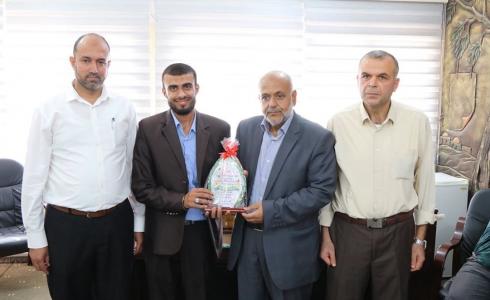 تعليم شرق خان يونس يكرم المعلمين الحاصلين على درجة الدكتوراه والماجستير