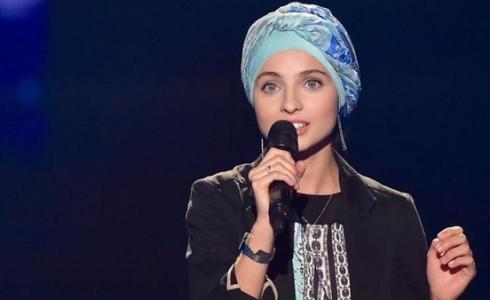 الطفلة السورية منال خلال مشاركتها في ذا فويس الفرنسي