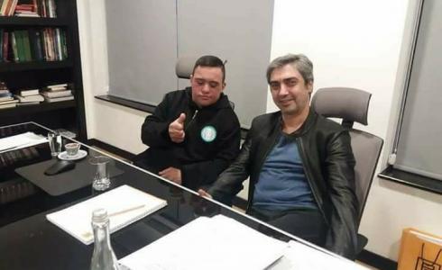 الفنان التركي نجاتي شاشماز المشهور بـ"مراد علمدار" يلتقي الشاب الفلسطيني محمد الطويل