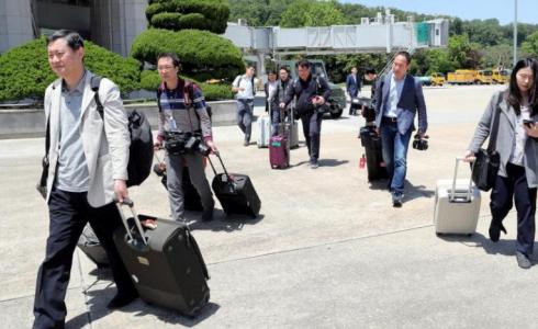 صحفيون كوريون جنوبيون في طريقهم لكوريا الشمالية