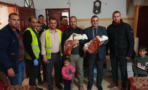 لجنة الطوارئ بخانيونس تقدّم مساعدات عينية لسيدة رزقت بتوأمين