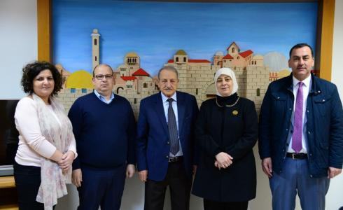 د.غنام تزور شركة القدس للمستحضرات الطبية للوقوف على جاهزيتها لانتاج الأدوية