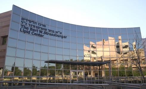 دخول الأسير عويسات إلى مستشفى "تل هشومير" الإسرائيلي لإجرائه عملية جراحية