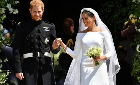 ميغان ماركل إلى جانب الأمير هاري الزفاف الملكي .jpg