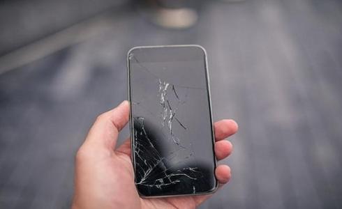 هاتف ذكي بشاشة مكسورة- تعبيرية
