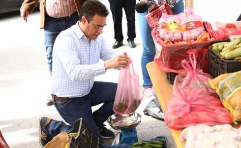 نقولا صحناوي يبيع الخضار والفاكهة في الأشرقية 