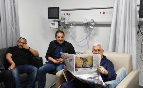 الرئيس عباس يطالع صحيفة محلية في المستشفى