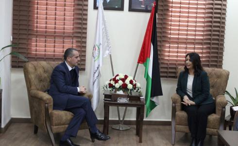 غرفة محافظة الخليل وصندوق النفقة يبحثان سبل التعاون المشترك