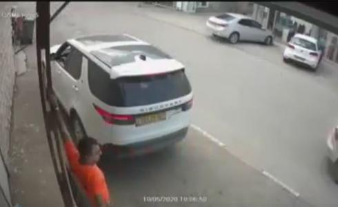 انزلاق سيارة في الجليل وفيديو يوثق منع شاب للوقوع كارثة