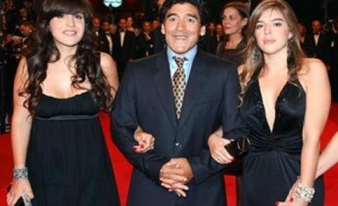 أسطورة كرة القدم العالمية الأرجنتيني دييغو أرماندو مارادونا وابنتيه