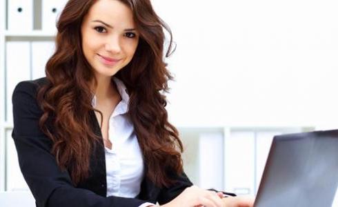 سيدة تجلس في مكتبها خلال العمل -ارشيف-