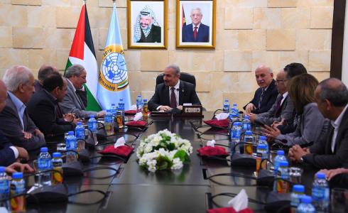 محمد اشتية خلال استقباله وفداً من فعاليات مدينة نابلس