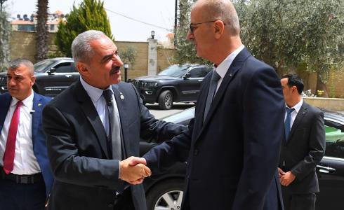 رئيس الوزراء الفلسطيني السابق رامي الحمدالله والرئيس الجديد محمد اشتية