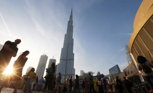 شاهد إضاءة برج خليفة بألوان العلم الروسي