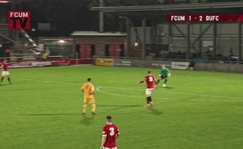 لاعب يحرز هدفا من منتصف الملعب